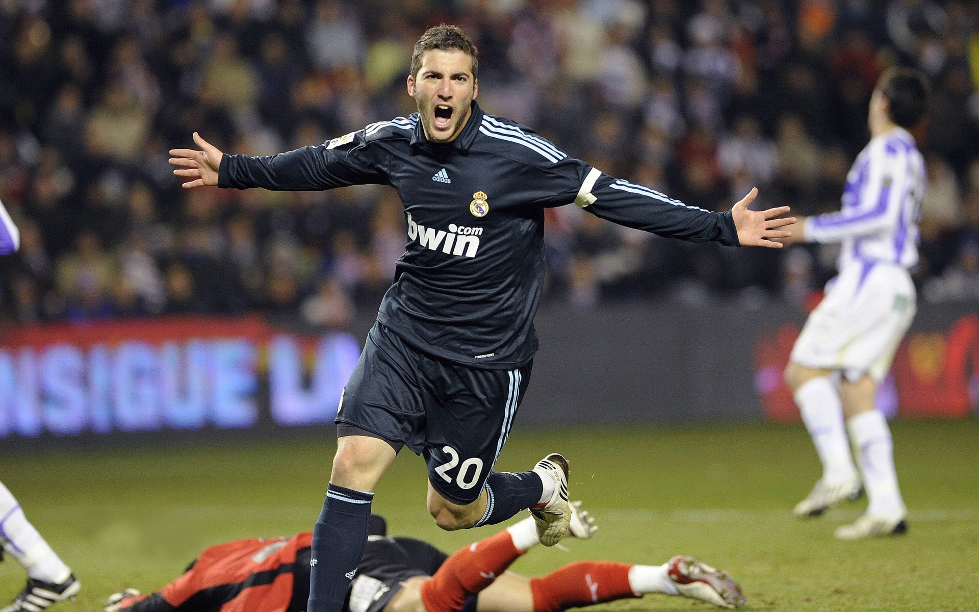 九游娱乐官网 (jiuyou)-乔治·巴尔：全黑队防线的重要一员，稳定发挥是球队获胜的关键