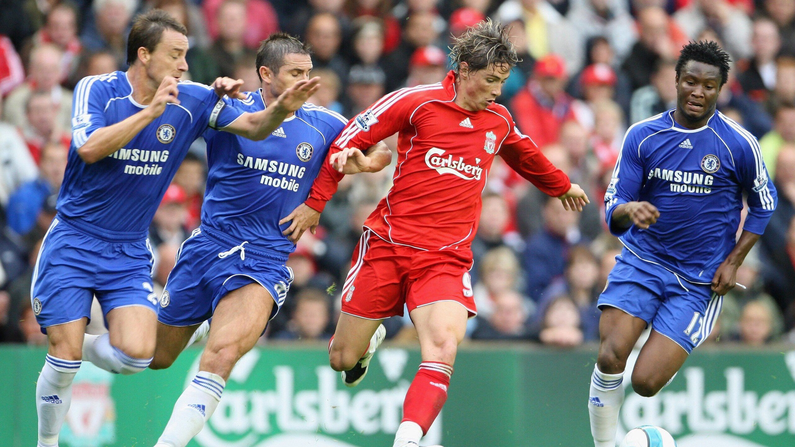 成年人足球联赛激战正酣，全民运动热潮，成人足球标准尺寸