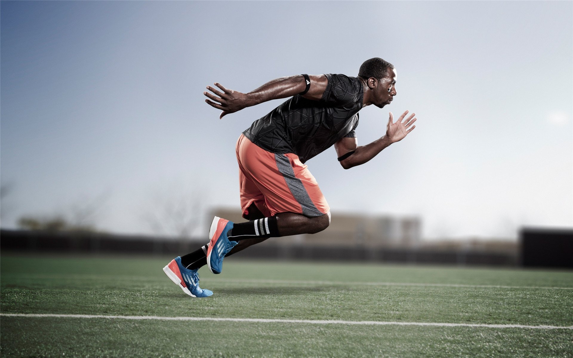 新闻中心提醒公众注意赛事期间交通管制安排，赛事叫停